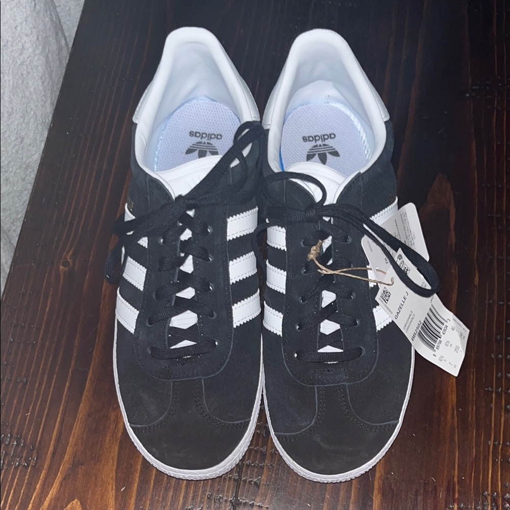 Adidas youth Black and White Sneakers - Picture 2 of 4